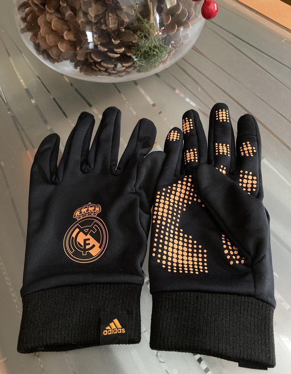 daisyhamer2018's tweet photo. RT @ElLoftCarrie: Empezamos la mañana en buena forma. @realmadrid @adidas_ES #walking #quemandocalorias https://t.co/25wO9z7sCX