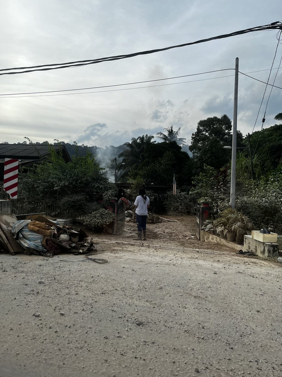 sitihumairaa's tweet photo. THREAD BANTUAN HULU LANGAT &amp; DENGKIL . TLG RT GUYS 

I sendiri turun sana tengok kawasan. Baju dah banyak sgt2. So apa yang dorang perlukan skrg ni more to necessities, mcm toiletries , extension plug and powerbank. https://t.co/hjnXJu0ekq