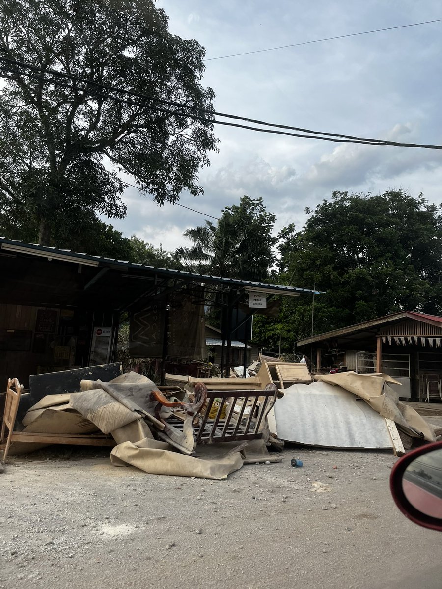 sitihumairaa's tweet photo. THREAD BANTUAN HULU LANGAT &amp; DENGKIL . TLG RT GUYS 

I sendiri turun sana tengok kawasan. Baju dah banyak sgt2. So apa yang dorang perlukan skrg ni more to necessities, mcm toiletries , extension plug and powerbank. https://t.co/hjnXJu0ekq