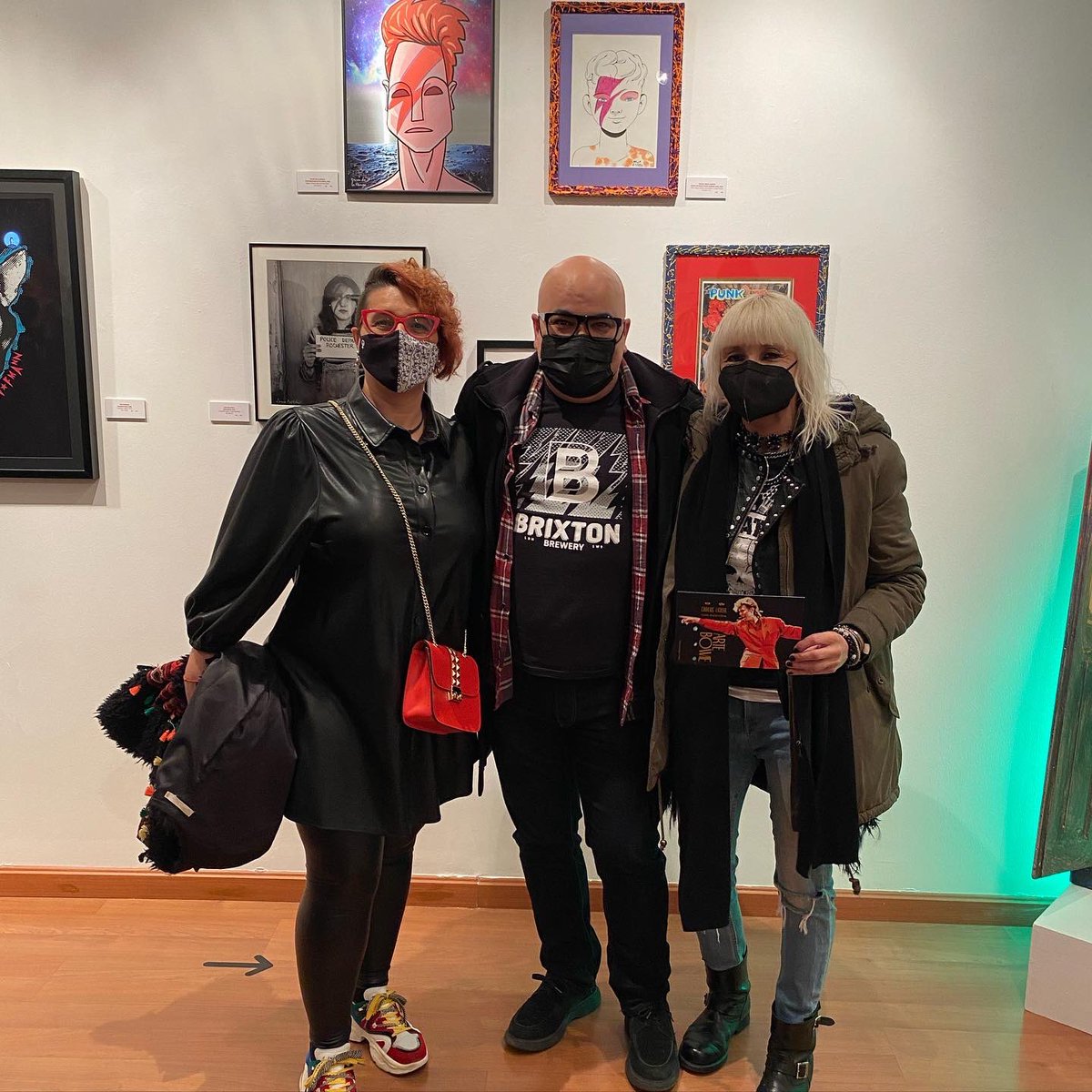 oscardelahuerga's tweet photo. #carlosluxor inauguró su impresionante Expo “Arte Bowie” donde más de 130 artistas aportamos nuestra visión acerca del artista de Brixton.
El único #blackeyesseries al que permitimos que sus “eyes” no sean “black”, porque son ojos pintados, es al duque blanco. https://t.co/uG4zy0Z5Np