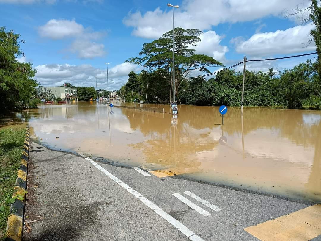 JatIkhwan's tweet photo. Keadaan di Mentakab juga dilaporkan kritikal ketika ini. https://t.co/IFbFgd3rZ9