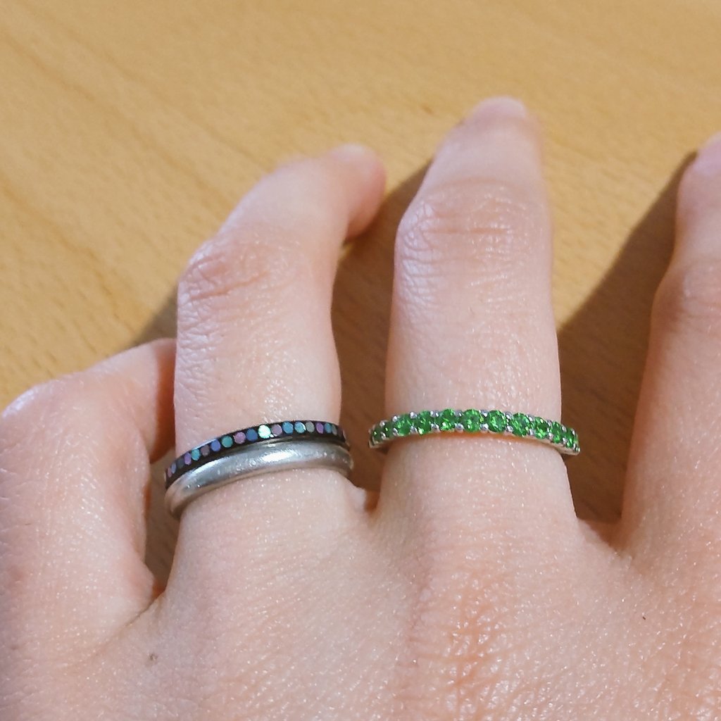 べす 上手く撮れないけど 結婚5周年記念でオーダーしたデマントイドガーネットのリングが届きました ガーネットが好きなので嬉しい 鈴木屋さん ありがとうございました 結婚指輪の上にはめているのは 嵯峨螺鈿 野村さんの螺鈿リングです こっちは