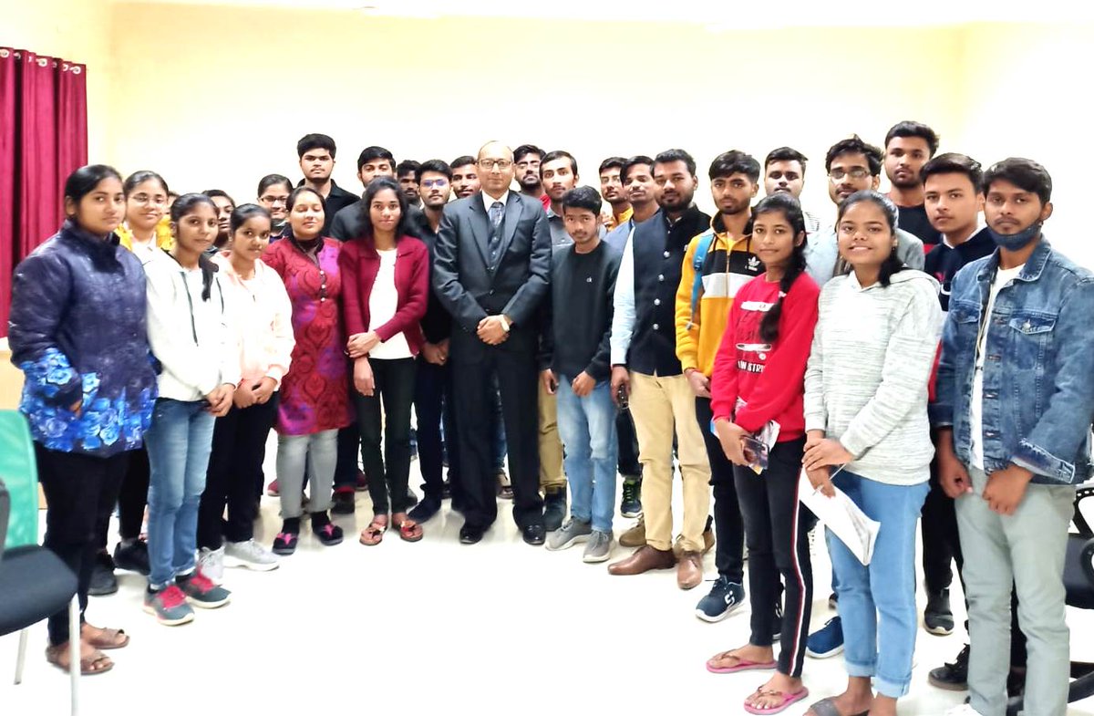 RiteshCNC's tweet photo. Thank you Dr. @dr_sandeeptiwar, Director @rec_abn for inviting me for a Mentorship Session with these student #startups!
My talks were focused on validating ideas by proper #MarketResearch, Defining #USP, #Competition Analysis, #Budgeting #Forecasting and a sound #BusinessModel. https://t.co/nhXh3n5pPv