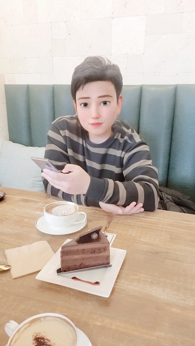 이렇게 생기신분 계시나요?
이사진 하나 찍더니 설렌인 다네요~
이건 나 아니잖아~~ㅜㅜ
이사진 보구 날 보더니~~
ㅎㅎㅎ 웃네요~~  --;;