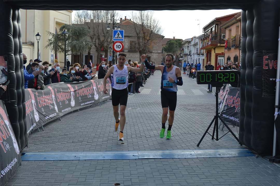 RunningHumanes's tweet photo. La X San Silvestre de Humanes tuvo doble ganador: Andrés Rodríguez y Fran De León entraron de la mano tras cubrir en cabeza los kilómetros finales de la prueba.

En categoría femenina Miriam Carbonero venció por más de un minuto a su más inmediata perseguidora https://t.co/KxZI7oJnJ2