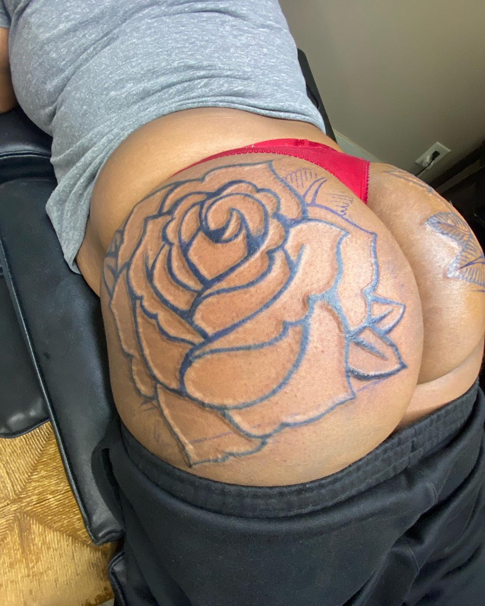 CSZayy_'s tweet photo. I been weird my whole life.... I just try to play it off like I'm chill๐คท๐ฝโโ๏ธ #tattooartist #AssTatt https://t.co/YmFnUxCajj