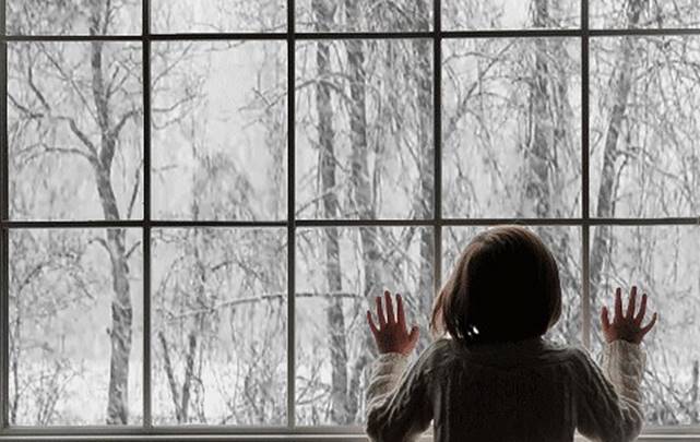 Стучим на первом. Снег за окном. Зима за окном. Девушка стучит в окно. Снег стучит в окно.