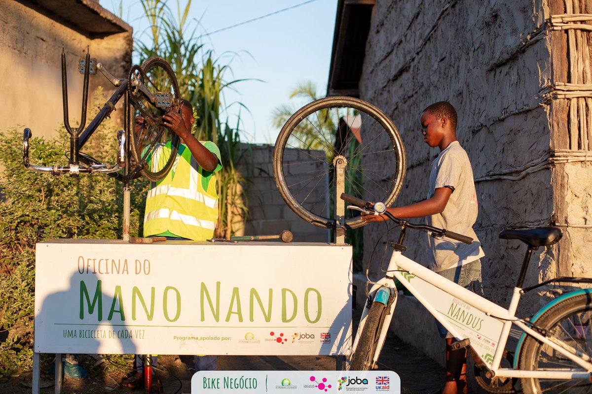 Mozambikes's tweet photo. Mano Nando's workshop already has a new apprentice, who will surely follow his footsteps.
A oficina do Mano Nando, já conta com um novo aprendiz, que de certeza vai seguir os seus passos.
#Mozambikes #onebicycleattime #joba #ukaid #ideialab https://t.co/P6IrTYNncC