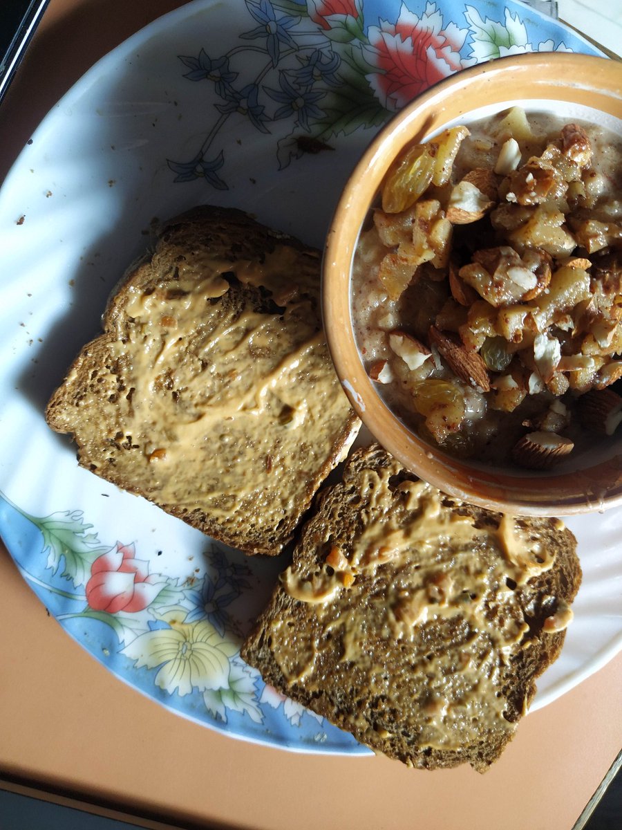 jooniiwithlove's tweet photo. I made breakfast today💅💅
Toast and apple cinnamon oats🤗 https://t.co/Tb98floVca