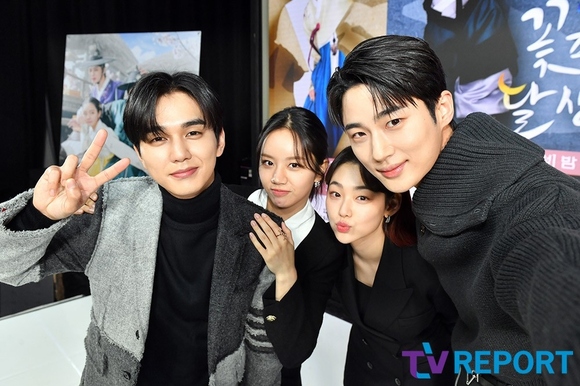 PHOTO】ユ・スンホ＆Girl's Day ヘリら、新ドラマ「花が咲けば、月を