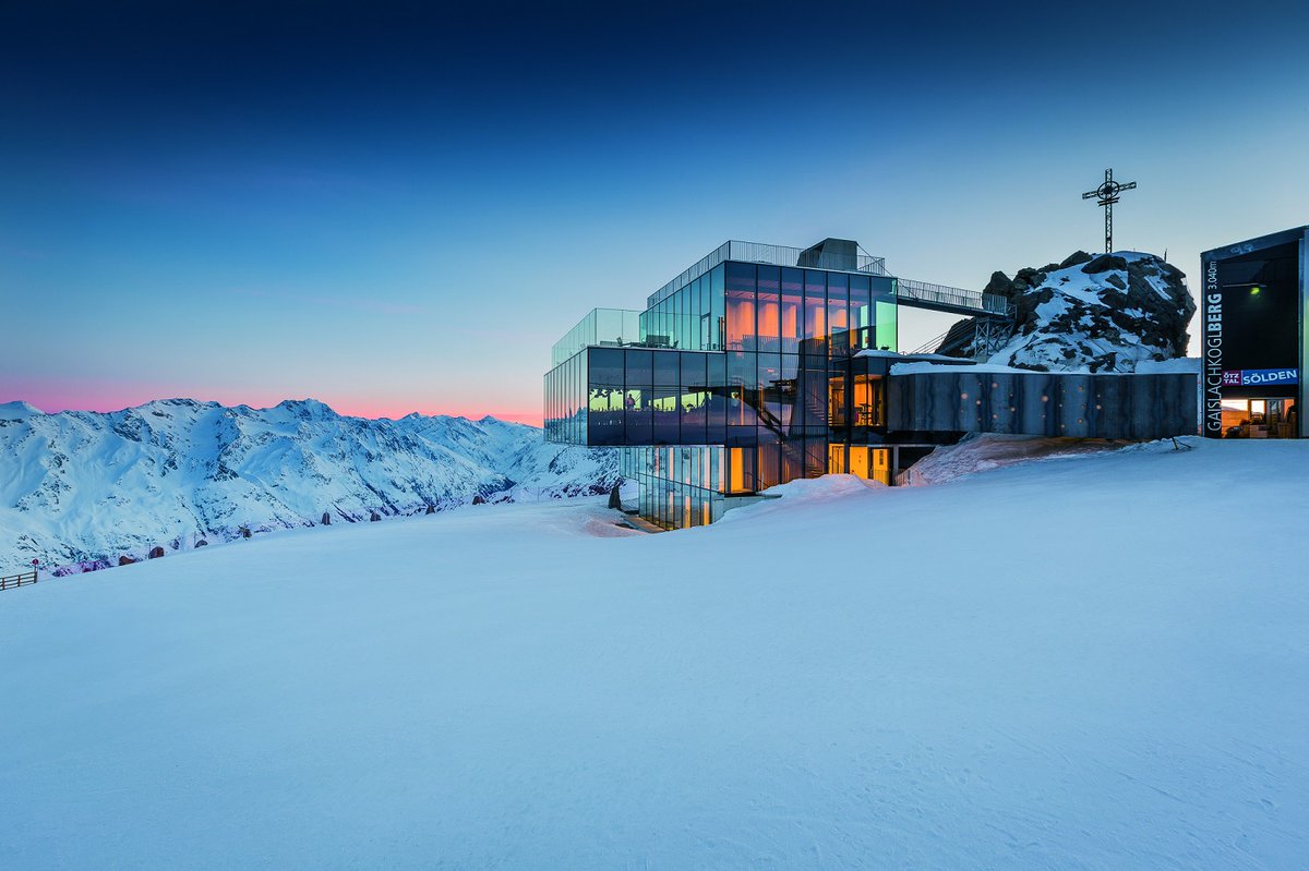 stephcamus23's tweet photo. @SaintGobain et James Bond 
Envolons-nous à 3048 mètres d’altitude, au cœur des alpes Autrichienne dans le #restaurantgastronomique ICE-Q ! 900m2 de triple vitrage, signé @GLASSOLUTIONS, qui ont servi de lieu de tournage au James Bond, Spectre® ❄️ https://t.co/aZcg5KqV92