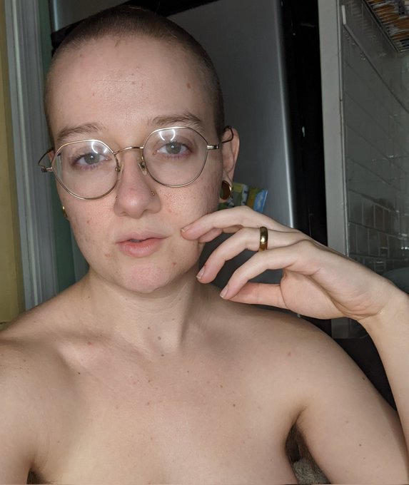 Not being able to shake my ass is really hard 😜😂  Findom nonbinary https://t.co/bADSLwcncs