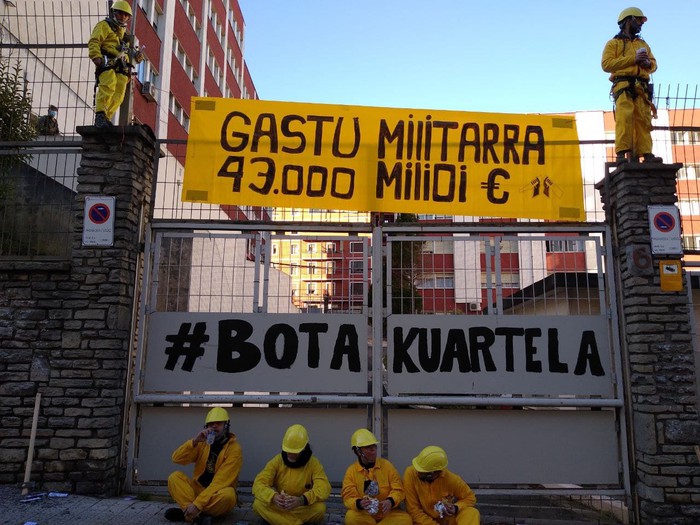 argia's tweet photo. Bilboko koartelaren aurkako ekintza zuzena gauzatu dute antimilitaristek larunbat goizean #BotaKuartela kanpainaren baitan.

https://t.co/uTmZEHEJYh

@uriolaeus-en albistea. https://t.co/PwcEedWREW