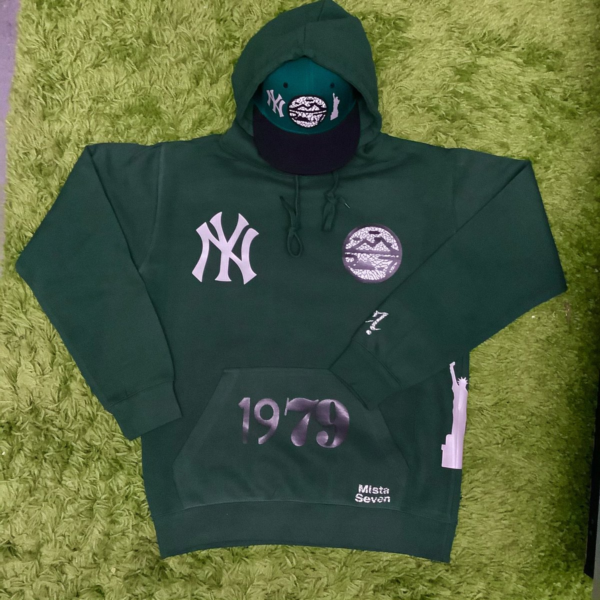 SevenAurelius's tweet photo. #Yankees X #MisunderstoodArtist #PineGreen #Jordan3 #PineGreenJordan3  #Mistaseven #MR7? #Dasnapbackhut #Snapbacks https://t.co/jwkUGx1F6A