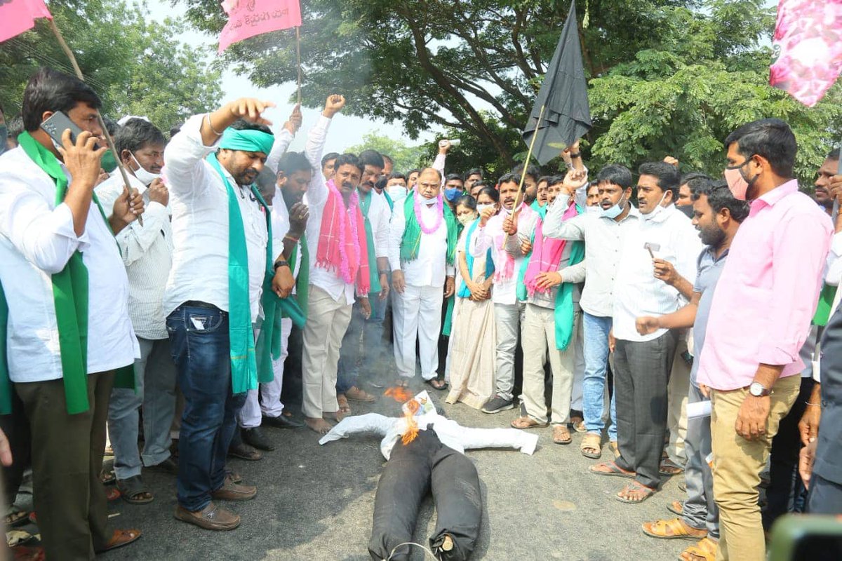 Kandala_mla's tweet photo. ✍️తిరుమలాయపాలెం మండల కేంద్రంలో రైతు వ్యతిరేక విధానాలను అనుసరిస్తున్న కేంద్రంలోని బీజేపీ ప్రభుత్వ తీరుకు నిరసన తెలియజేసిన *పాలేరు శాసన సభ్యులు శ్రీ కందాళ ఉపేందర్ రెడ్డి గారు.* @KTRTRS @trspartyonline @MinisterKTR @TelanganaCMO https://t.co/a6a69EOGR7