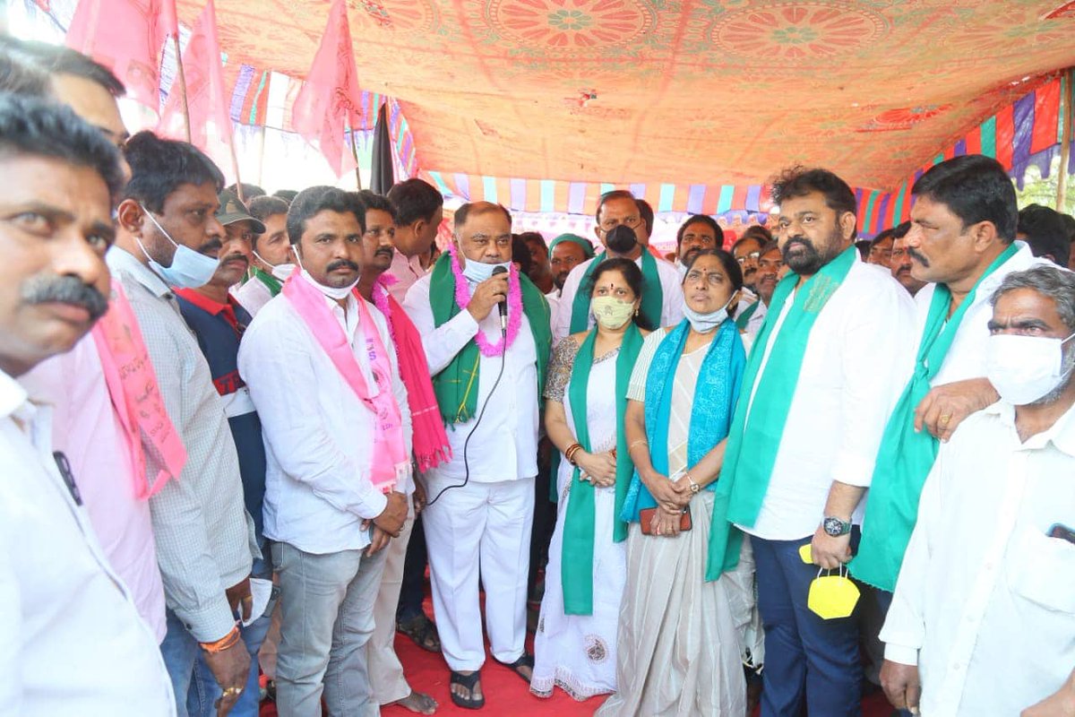 Kandala_mla's tweet photo. ✍️తిరుమలాయపాలెం మండల కేంద్రంలో రైతు వ్యతిరేక విధానాలను అనుసరిస్తున్న కేంద్రంలోని బీజేపీ ప్రభుత్వ తీరుకు నిరసన తెలియజేసిన *పాలేరు శాసన సభ్యులు శ్రీ కందాళ ఉపేందర్ రెడ్డి గారు.* @KTRTRS @trspartyonline @MinisterKTR @TelanganaCMO https://t.co/a6a69EOGR7