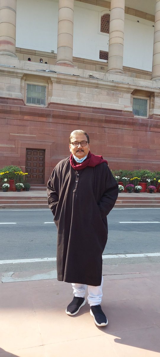saharsa_rjd's tweet photo. “तेरी झीलों की मुहब्बत में है पागल बादल,
माँ के माथे पे तमकते हुए पावन आँचल,
तेरी सरगोशी पे कुर्बान तेरा पूरा वतन,
मेरे कश्मीर मेरी जान मेरे प्यारे चमन..!”  

कश्मीर ही नहीं, कश्मीर के पोशाक और वहाँ के लोग भी अपने हैं। #Pehran https://t.co/k4s97ZscLB