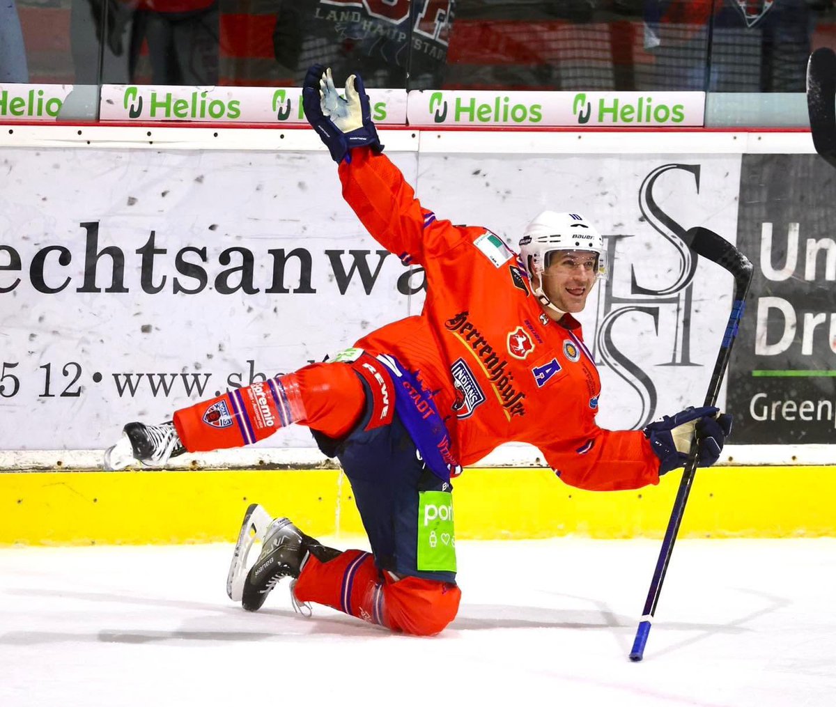 6:3 Heimsieg gegen Erfurt.

Wir gewinnen Brano Pohankas 250. Spiel in unseren Farben mit 6:3 gegen die Tecart Black Dragons aus Erfurt.
Pohankas kongenialer Sturmpartner Igor Bacek jubelte gleich vier mal. Außerdem traf Parker Bowles vor 500 Zuschauern am Pferdeturm doppelt.
