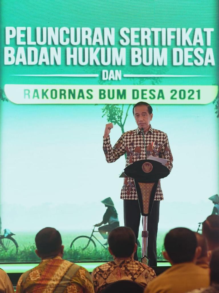 jokowi's tweet photo. Di masa pandemi ini, ekonomi pedesaan telah menjadi salah satu penyelamat di saat perekonomian di perkotaan terganggu. Dari pengalaman ini saya mengajak masyarakat untuk membangun dan menjadikan desa sebagai basis kegiatan ekonomi yang produktif. https://t.co/ZtTjrmcsHJ