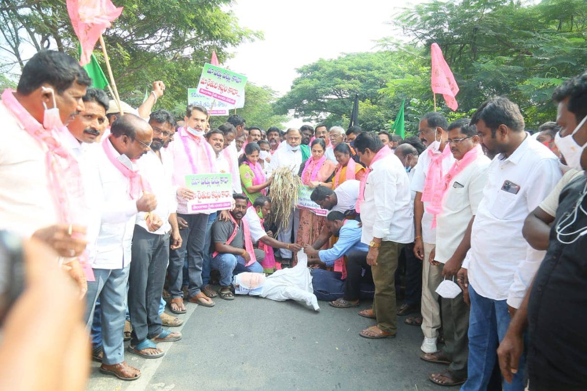 Kandala_mla's tweet photo. ✒️ఖమ్మం రూరల్ మండలం నాయుడుపేట నందు ధాన్యం సేకరణలో కేంద్రంలోని బీజేపీ ప్రభుత్వ వైఖరిని నిరసిస్తూ ఈరోజు ఖమ్మం రూరల్ మండల రైతులు,టీఆర్ఎస్ పార్టీ శ్రేణులతో కలిసి నిరసన చేపటిన *పాలేరు శాసన సభ్యులు శ్రీ కందాళ ఉపేందర్ రెడ్డి గారు.* @KTRTRS @trspartyonline @MinisterKTR @TelanganaCMO https://t.co/1M9tOuqx8q