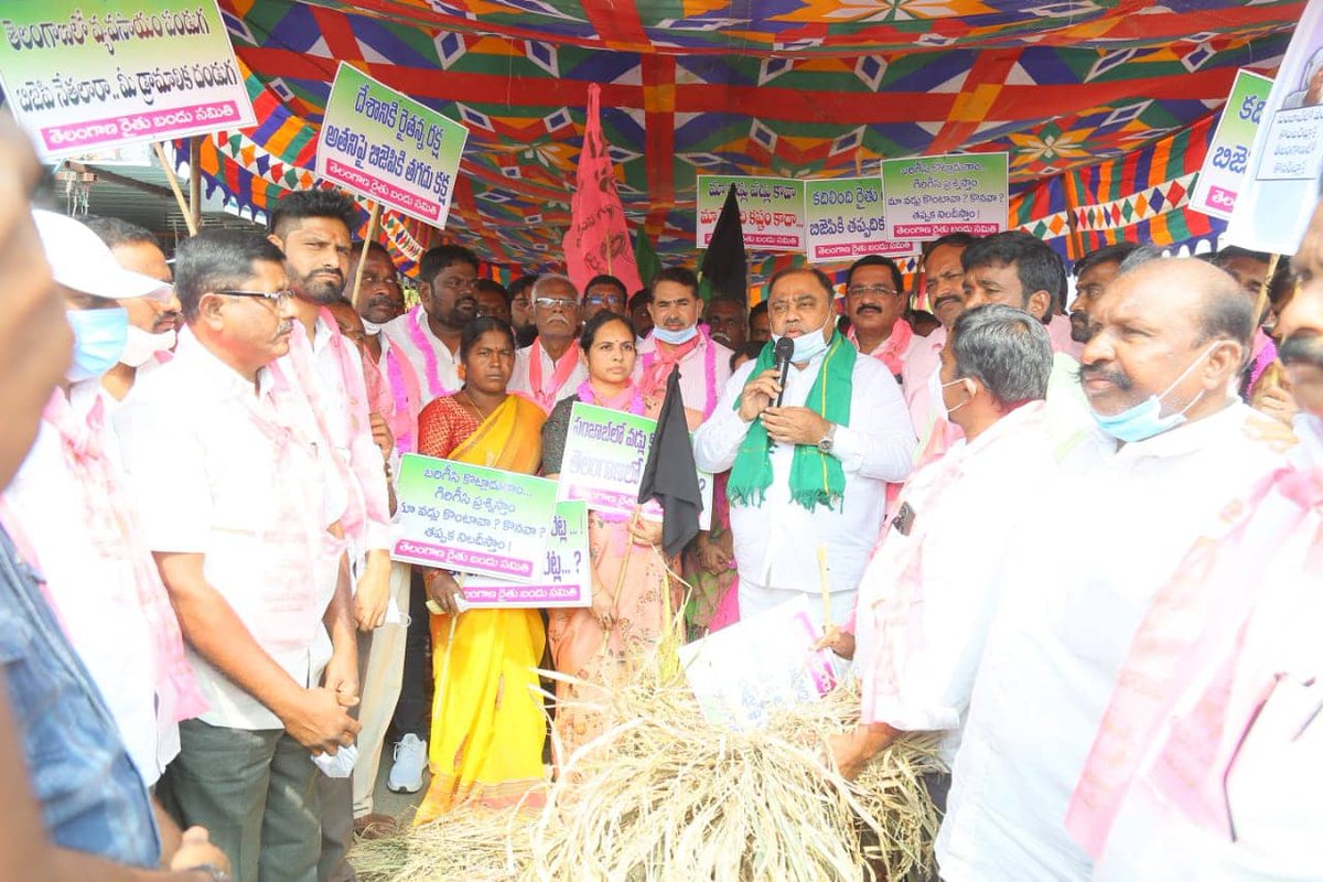 Kandala_mla's tweet photo. ✒️ఖమ్మం రూరల్ మండలం నాయుడుపేట నందు ధాన్యం సేకరణలో కేంద్రంలోని బీజేపీ ప్రభుత్వ వైఖరిని నిరసిస్తూ ఈరోజు ఖమ్మం రూరల్ మండల రైతులు,టీఆర్ఎస్ పార్టీ శ్రేణులతో కలిసి నిరసన చేపటిన *పాలేరు శాసన సభ్యులు శ్రీ కందాళ ఉపేందర్ రెడ్డి గారు.* @KTRTRS @trspartyonline @MinisterKTR @TelanganaCMO https://t.co/1M9tOuqx8q