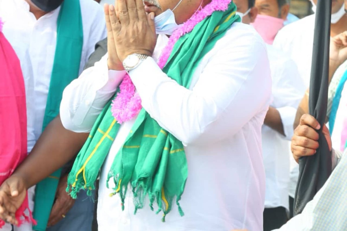 Kandala_mla's tweet photo. ✍️తిరుమలాయపాలెం మండల కేంద్రంలో రైతు వ్యతిరేక విధానాలను అనుసరిస్తున్న కేంద్రంలోని బీజేపీ ప్రభుత్వ తీరుకు నిరసన తెలియజేసిన *పాలేరు శాసన సభ్యులు శ్రీ కందాళ ఉపేందర్ రెడ్డి గారు.* @KTRTRS @trspartyonline @MinisterKTR @TelanganaCMO https://t.co/a6a69EOGR7