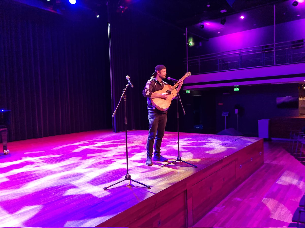 MucoH's tweet photo. It has been a while that I have tweeted amything. So here is a picture of me on stage. #guitar #stage #music https://t.co/rS9qhOXw15
