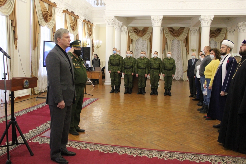 Торжественные проводы ульяновских призывников на военную службу в Президентский полк ФСО России
patriotika73.ru/main/1473-torz…