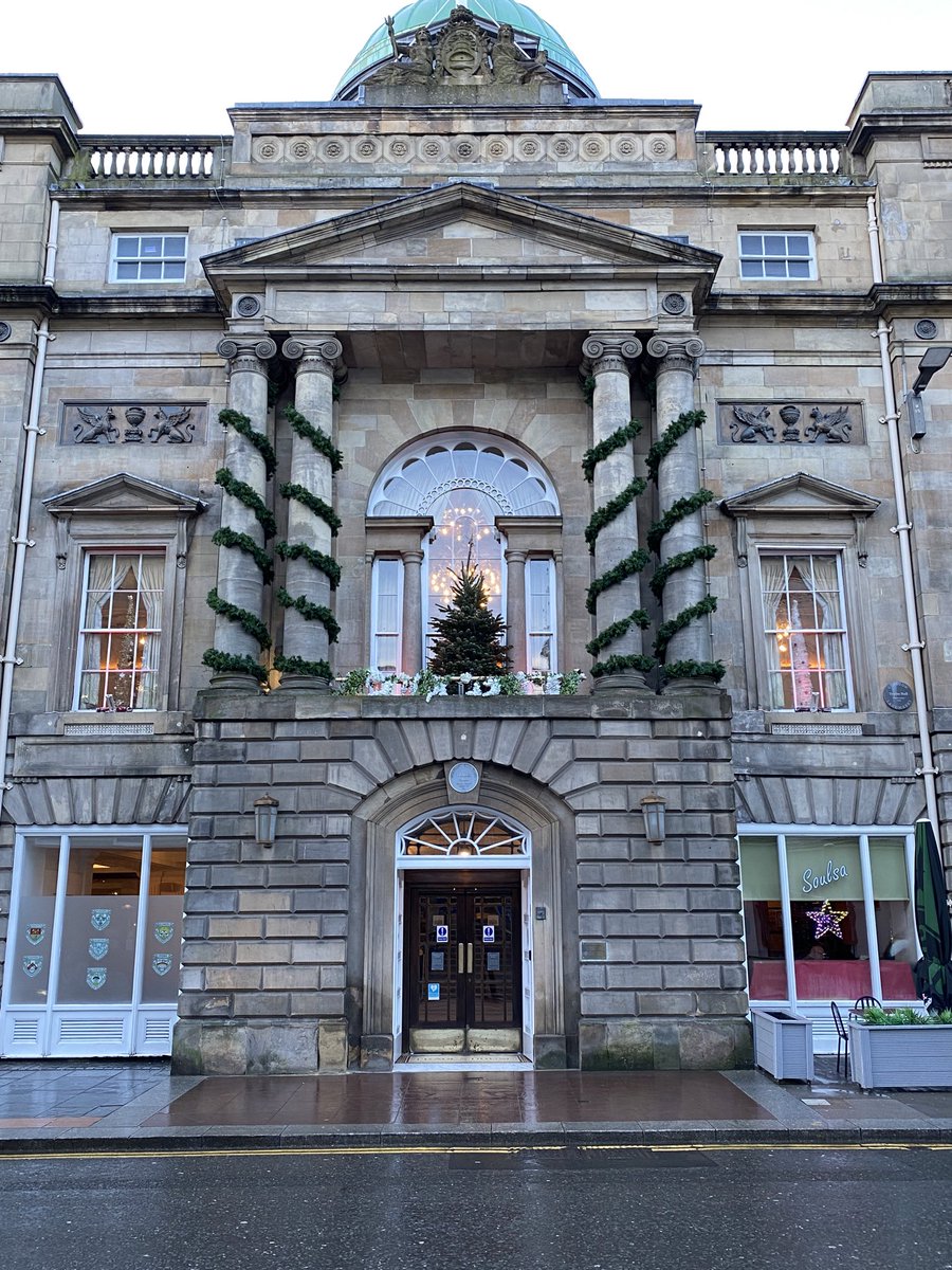 #MomentsofBeauty in #Glasgow: Advent day 20 and as yesterday’s door was due to the Merchants House, today we have Glasgow’s other great institution = The Trades House by Robert Adam of 1791-9 - the finest example of Adam’s work in the city and suitably attired for #Christmas 🥰!