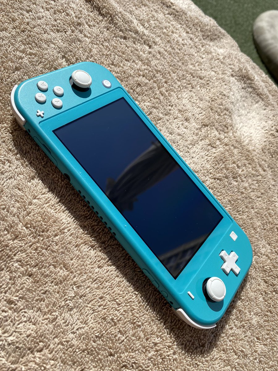 MagnusBarstad's tweet image. 11-åringen min ønsker å gi bort Switch Lighten sin (ikke en skramme og med lader) til noen som kanskje ellers ikke får all verdens til julegave.

Hva nå enn grunnen er for at det ikke strekker til for deg eller en du kjenner, drop en DM.

Leverer den Trondheim-ish lille Julaften!