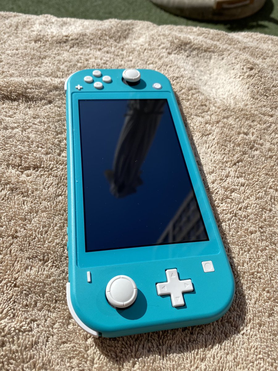 MagnusBarstad's tweet image. 11-åringen min ønsker å gi bort Switch Lighten sin (ikke en skramme og med lader) til noen som kanskje ellers ikke får all verdens til julegave.

Hva nå enn grunnen er for at det ikke strekker til for deg eller en du kjenner, drop en DM.

Leverer den Trondheim-ish lille Julaften!