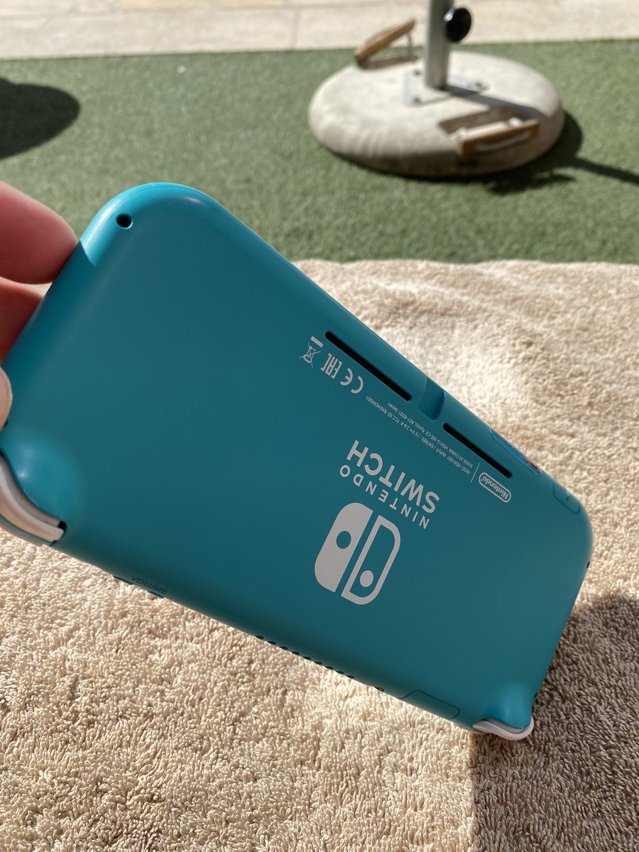 MagnusBarstad's tweet image. 11-åringen min ønsker å gi bort Switch Lighten sin (ikke en skramme og med lader) til noen som kanskje ellers ikke får all verdens til julegave.

Hva nå enn grunnen er for at det ikke strekker til for deg eller en du kjenner, drop en DM.

Leverer den Trondheim-ish lille Julaften!