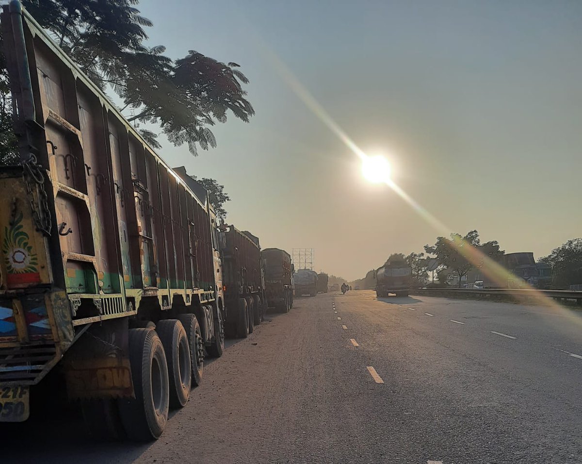 TeamSilverCity's tweet photo. Dear @cpbbsrctc @dcp_cuttack Sir 
@AnanyaDasIAS Mam 
Are these trucks permitted to encroach 1 complete lane on highway bothsides at jagatpur-manguli stretch?It puts commuters life at risk.This need tobe taken on priority &amp; action must be taken.Kindly look into it @NHAI_Official https://t.co/70POm24MH6