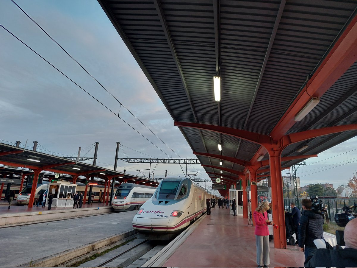 FranciscoBalado's tweet photo. Este es el primer AVE a Galicia. Saldrá a las 09.45 de la vía 20 de la estación de Chamartín. https://t.co/Yuf8F1pDjj