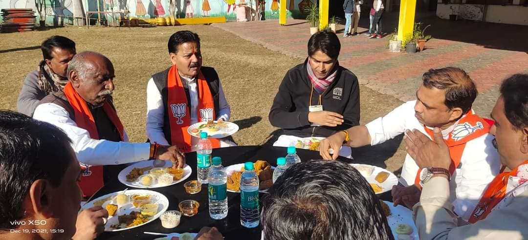 mudit_shejwar's tweet photo. भारतीय जनता पार्टी जिला प्रशिक्षण के तृतीय दिवस एवं समापन सत्र में आदरणीय @RampalSingh_BJP जी, आदरणीय @ramkushanmla जी के भाग लिया, विषय वक्ता के रूप में सम्माननीय @DrRaghvendrashr जी एवं सम्माननीय चेतन सिंह जी को सुनने का मौका मिला।     (Part 1/2 ) https://t.co/FMRjlBnPUN
