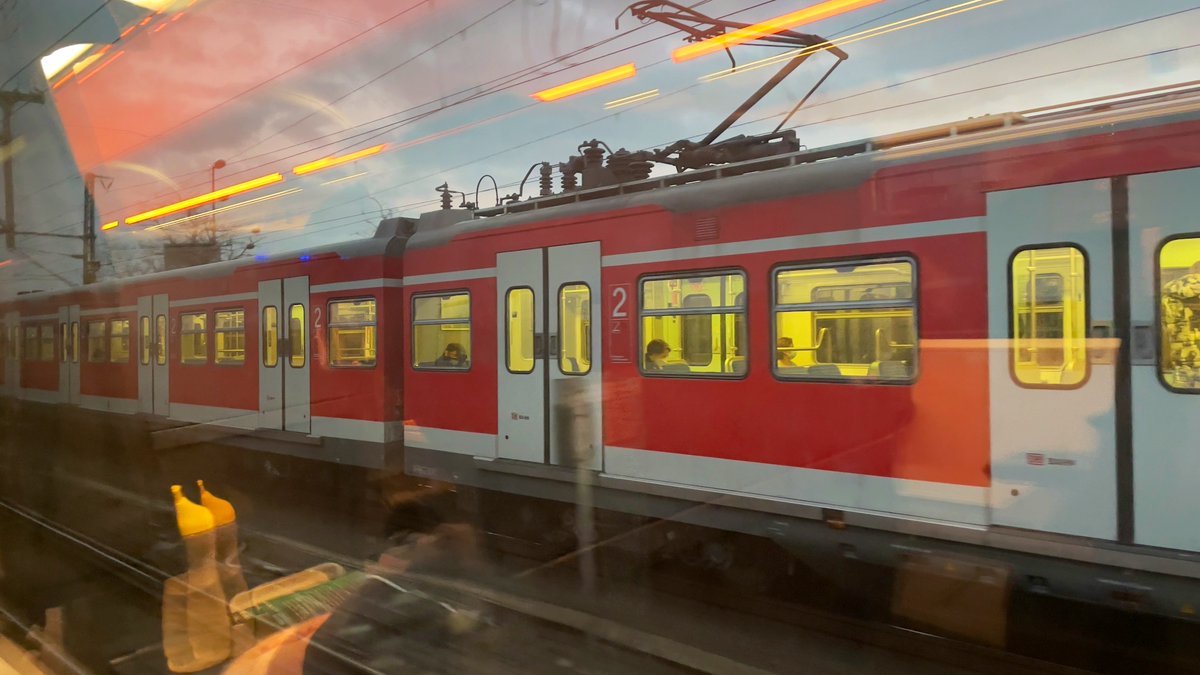 ZoePionierin's tweet photo. Ich glaube in #Köln gibt es ein ernsthaftes Problem mit dem Raum-Zeit-Kontinuum 🤭 #ET420 https://t.co/zpAk7s6BST