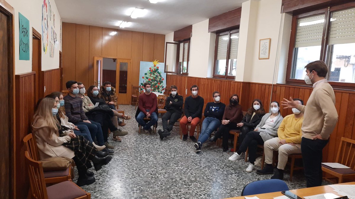 ValenciaCaritas's tweet photo. ♥️ #VoluntariadoCáritas Ayer en la Vicaría 8 tuvo lugar una Jornada con jóvenes que han realizado el curso básico de voluntariado online, con una sesión presencial de acogida. https://t.co/vQoVK8upEW