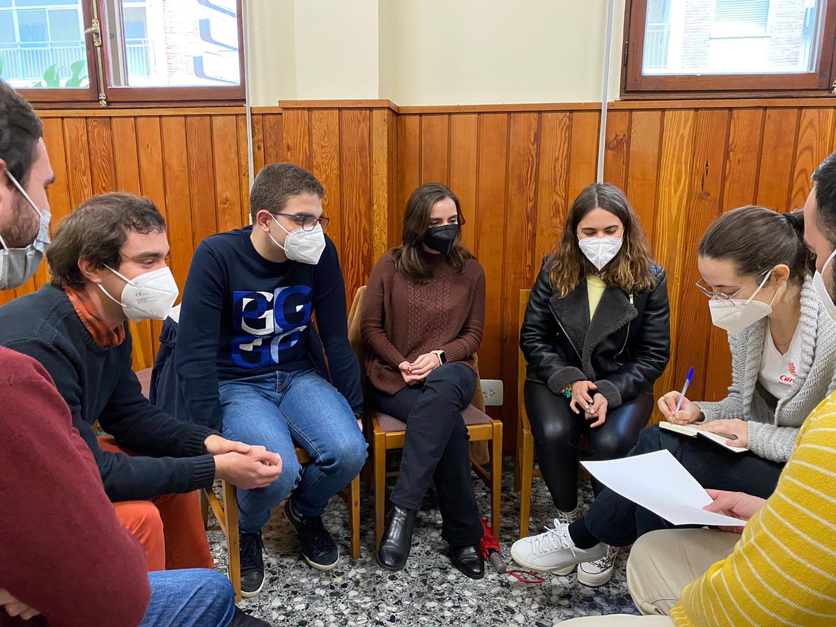 ValenciaCaritas's tweet photo. ♥️ #VoluntariadoCáritas Ayer en la Vicaría 8 tuvo lugar una Jornada con jóvenes que han realizado el curso básico de voluntariado online, con una sesión presencial de acogida. https://t.co/vQoVK8upEW