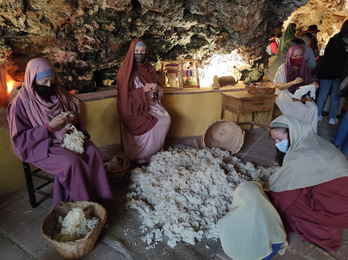 AytoOjen's tweet photo. #OjénNavidad   Una año más, y con este son 25, la Asociación Cultural San Dionisio organizó el tradicional Belén Viviente de la Villa de Ojén. Un representación de las figuras más importantes, así como de los usos y costumbres de la época.
#Ojén #sierradelasnieves #BelénViviente https://t.co/iCAw8Y4gyB