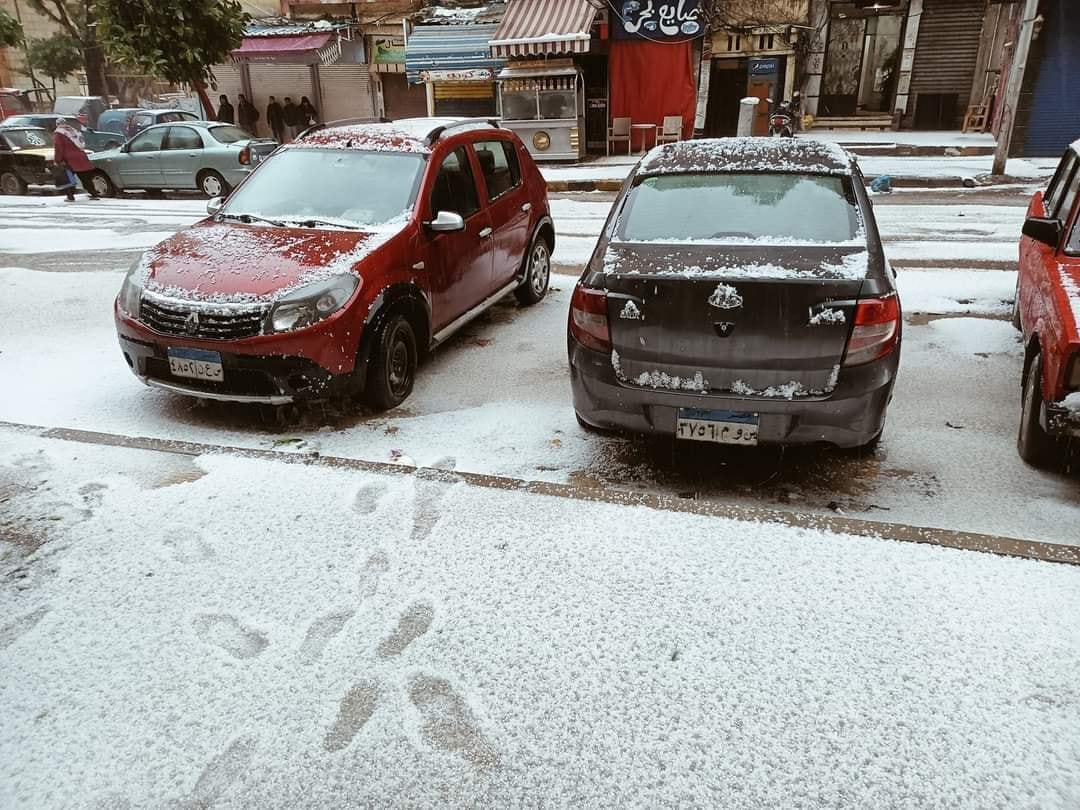 ليست أوروبا هي #الإسكندرية.. الثلوج تغطي الميادين والطرقات مع ذروة المنخفض الجوي الذي يضرب المحافظة