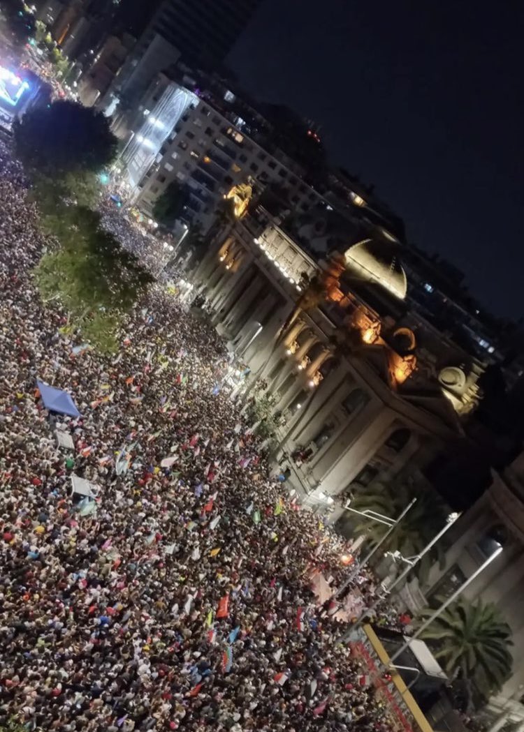 olbesancenot's tweet photo. Sursaut antifasciste au Chili ! L’extrême droite battue au second tour ! Le soulèvement d’Octobre 2019 n’a pas dit son denier mot ! Tout reste à faire. Solidarité avec le peuple chilien ! 👊🏻👊🏻 https://t.co/lOa2jhpJ3d