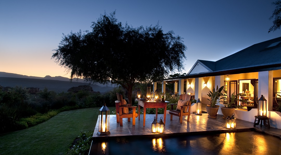 Throw open your doors to the vast skies and awe-inspiring landscapes of the Cederberg in one of two private villas. At Koro Lodge or Cederberg House, soak in the pristine views of nature.
ow.ly/kH1k50HcVjX
#BushmansKloof  #Cederberg
