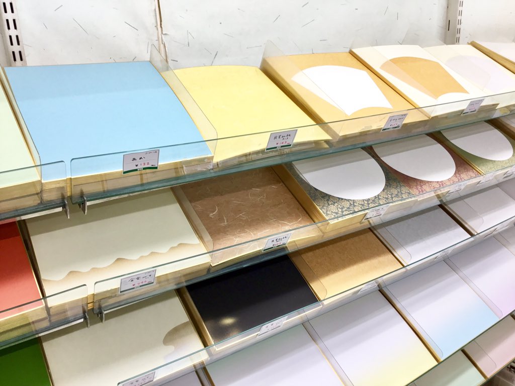 ⬜️#世界堂新宿本店 3F に #色紙 が壁一面並んだっょっょコーナーが
