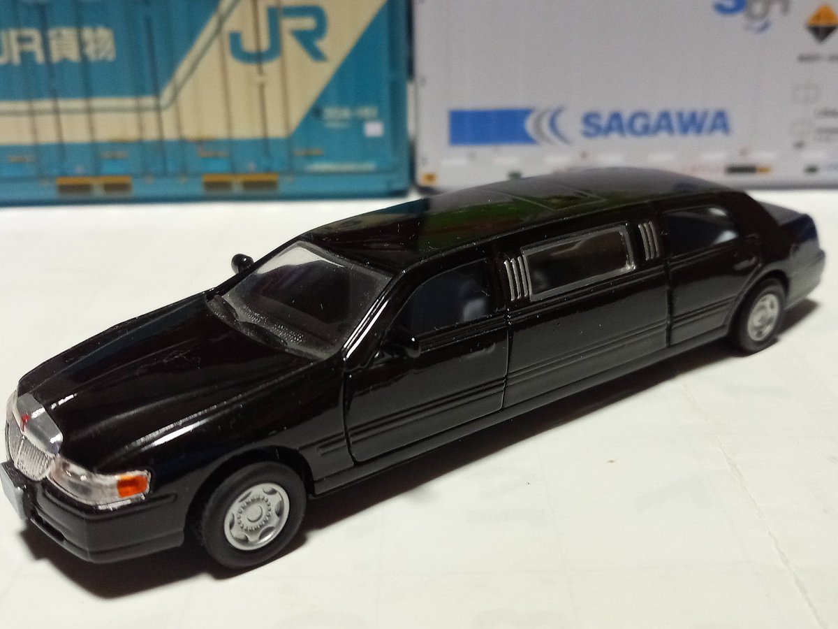 トミカ #ハマーH2 リムジンとスケールが同じ位のリムジンをパシャリ
