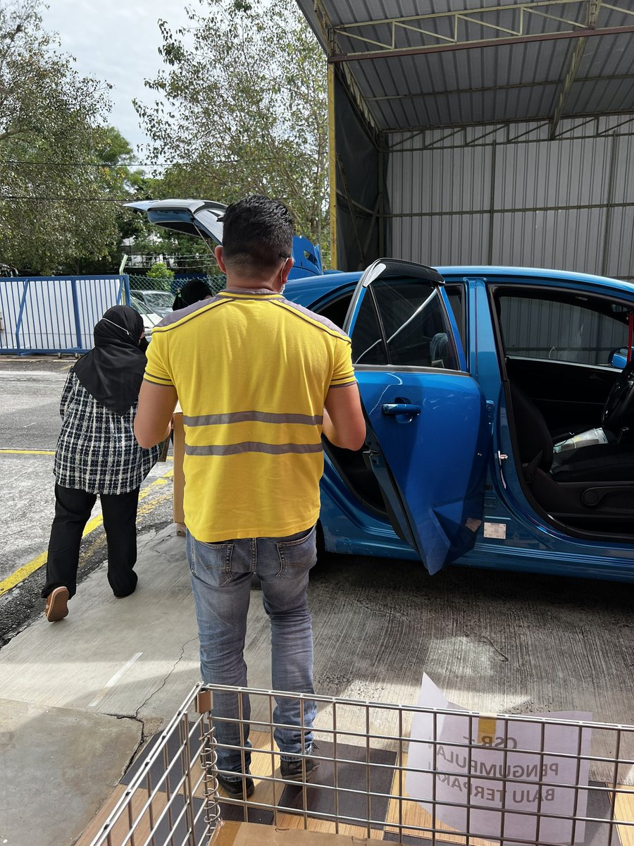 syafism's tweet photo. Alhamdulillah, satu cage baju basic, tudung, sedikit pakaian kanak-kanak passed to volunteers to sort and deliver to PPS mangsa banjir Hulu Langat, Banting. 
 Thank you warga FBK Malaysia!

#CSRFBKM #FBK #daruratbanjir #KitaJagaKita https://t.co/qZaaRBDTSf