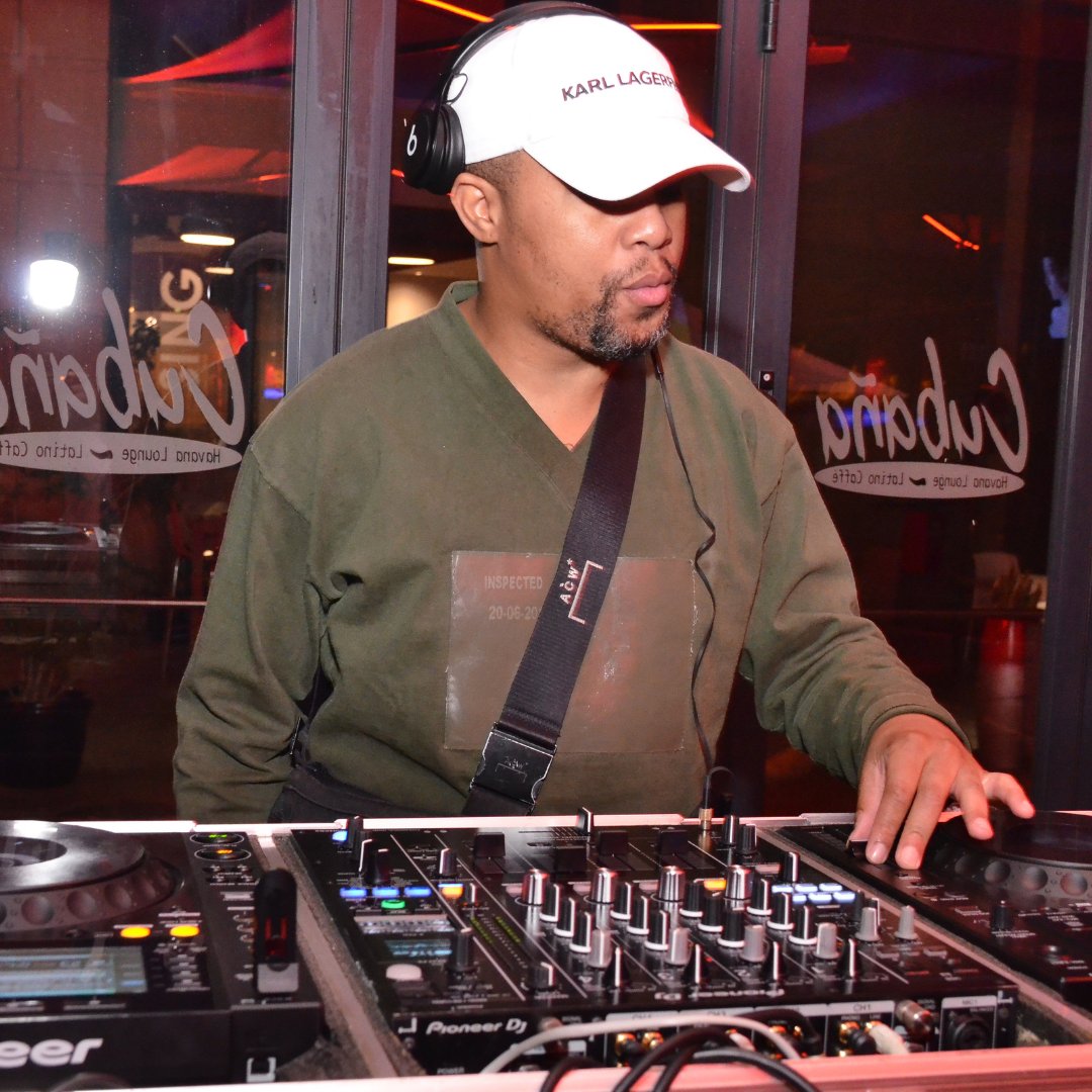 CubanaMidrand's tweet photo. A night with @LuloCafe ! Midrand thank you for coming out, it was a beautiful night indeed. Drinks were flowing and the music was great  🎶 | Strict COVID-19 Protocols Apply. 

#ComeSeeandBeSeen #BombaySapphire https://t.co/mGkG7x3pfE