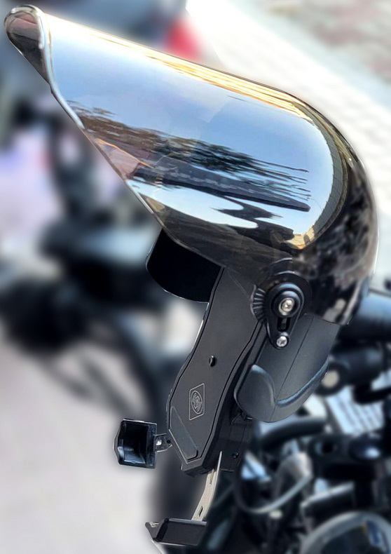 DeliveryStock's tweet photo. スマホサンシェード新作👏雨用の【可動式クリアシールド】を備え雨にも強く進化しました！☔
晴天と小雨時は上に、強めの雨天時は下まで下げでスマホを雨粒からガード👍　

※シールドを下げた状態でも操作できます https://t.co/2P0MxjNCCQ