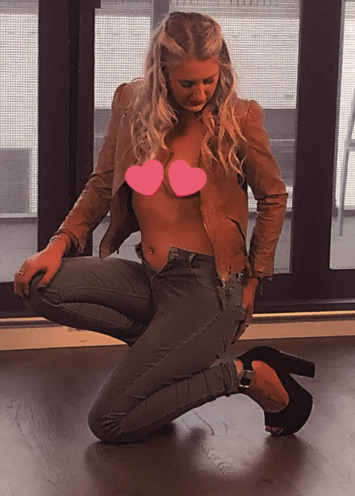 Check it out with the jacket off ❤️🍑 https://t.co/nZCxagOaIT