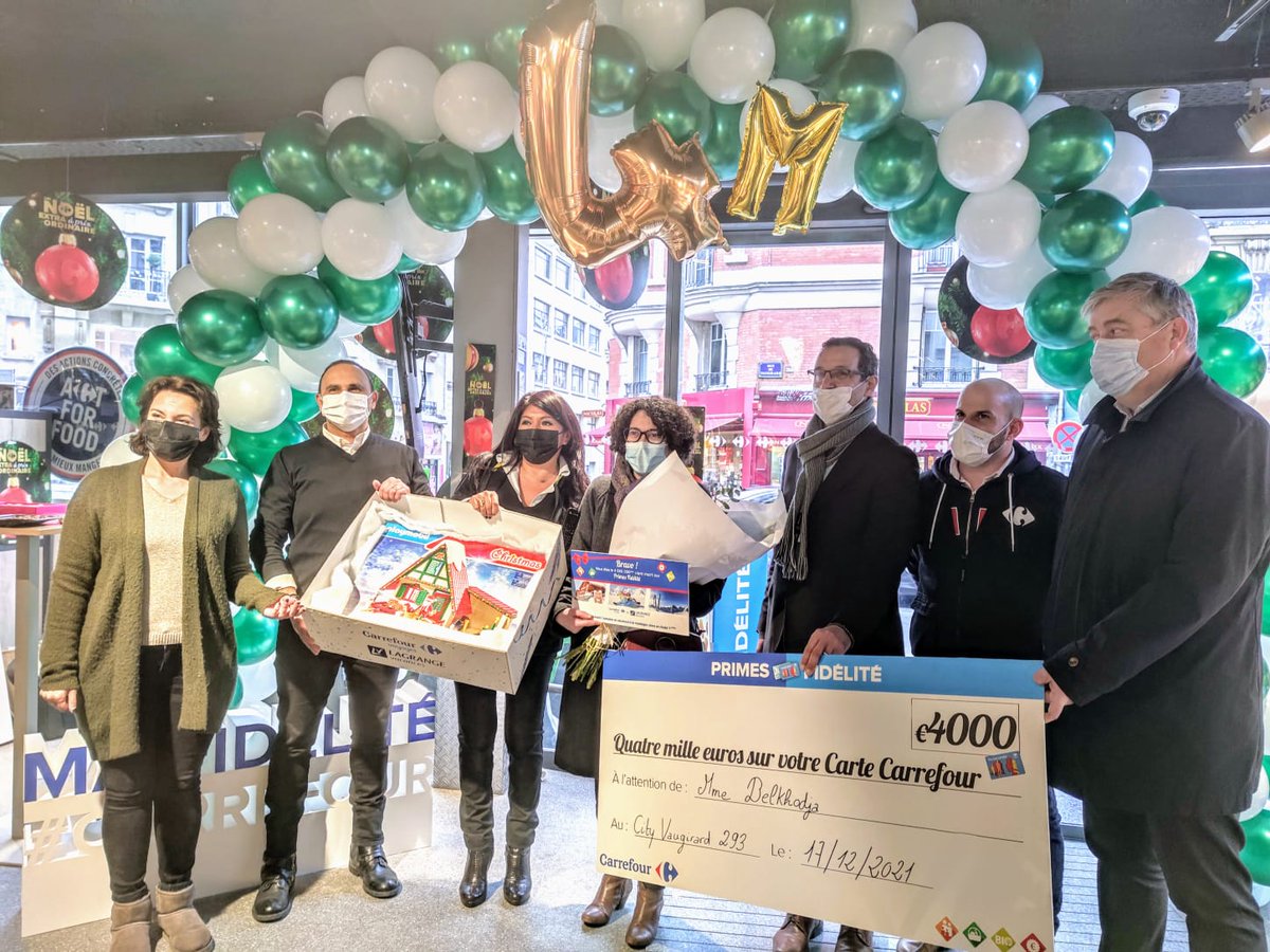 Merci à Faïza, Cliente du Carrefour City de Paris Vaugirard, pour sa fidélité. Elle est la 4 millionième personne à s'inscrire aux primes de fidélité. Un succès !

Avec @Bompard et Jacques Azoulay, le gérant, nous avons tenu à la remercier 🎁