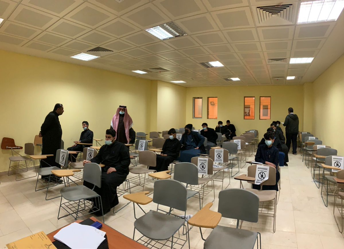 TAC_nbu's tweet photo. د.عبدالله الشراري يزور القاعات الدراسية في فرع الكلية التطبيقية في طريف للاطمئنان على سير الاختبارات النهائية والتأكد من تطبيق الإجراءات الاحترازية الصحية بين الطلاب. https://t.co/CEwgVBoKsa